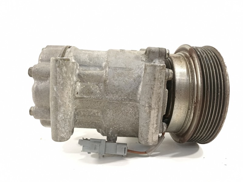 Recambio de compresor aire acondicionado para renault clio iii collection referencia OEM IAM 8200819568A  