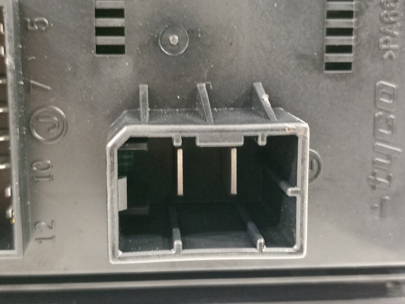 Recambio de caja reles / fusibles para ssangyong kyron 200 xdi limited referencia OEM IAM 06B02M AK1312 