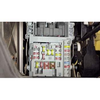 CAJA RELES / FUSIBLES 13222786  OEM 13222786