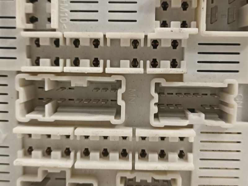 Recambio de caja reles / fusibles para renault megane ii coupe/cabrio dynamique referencia OEM IAM 8200481866H  