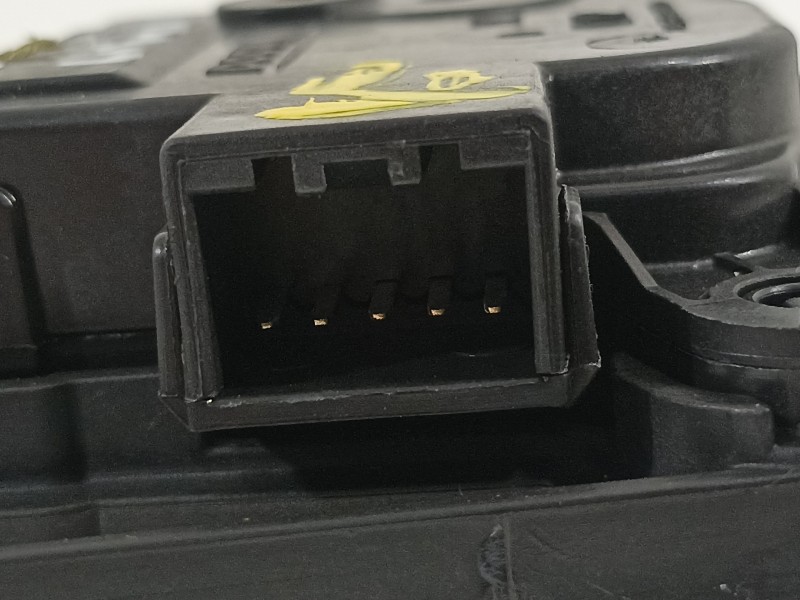 Recambio de motor apertura trampillas climatizador para kia stonic (ybcuv) platinum edition referencia OEM IAM H400730881 3H26 