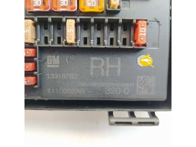 Recambio de caja reles / fusibles para opel astra j lim. techno referencia OEM IAM 13318782 1110032AB C11000139