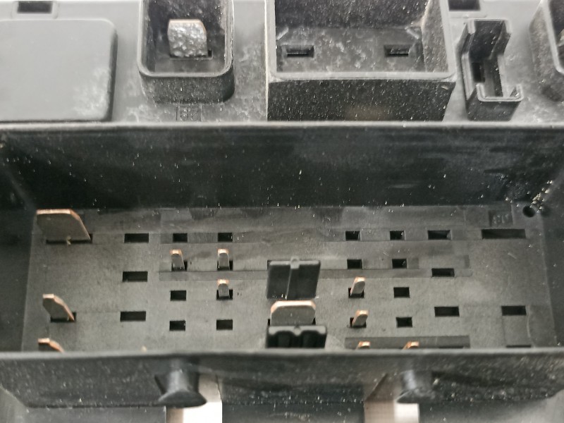 Recambio de caja reles / fusibles para opel astra j lim. enjoy referencia OEM IAM 13302300  