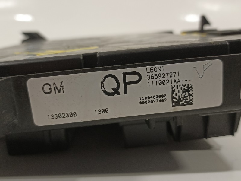 Recambio de caja reles / fusibles para opel astra j lim. enjoy referencia OEM IAM 13302300  