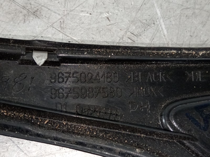 Recambio de moldura para peugeot 208 allure referencia OEM IAM 9675024180  