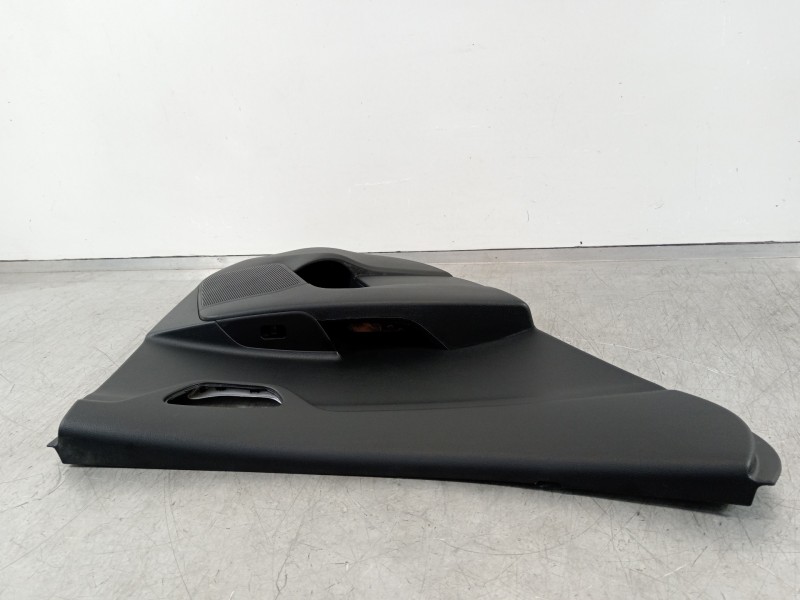 Recambio de guarnecido puerta trasera izquierda para kia stonic (ybcuv) platinum edition referencia OEM IAM 83301H8510WK  