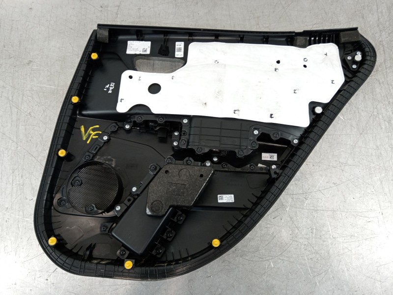 Recambio de guarnecido puerta trasera izquierda para kia stonic (ybcuv) platinum edition referencia OEM IAM 83301H8510WK  