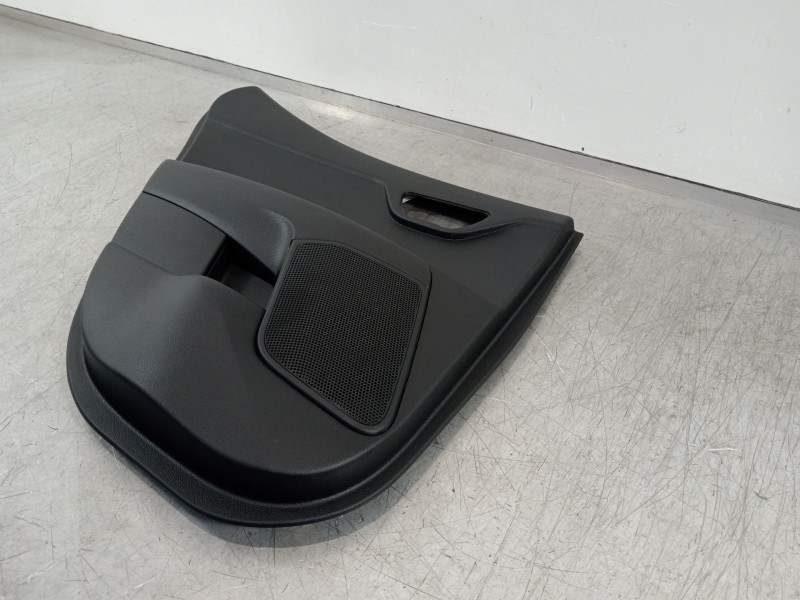 Recambio de guarnecido puerta trasera izquierda para kia stonic (ybcuv) platinum edition referencia OEM IAM 83301H8510WK  