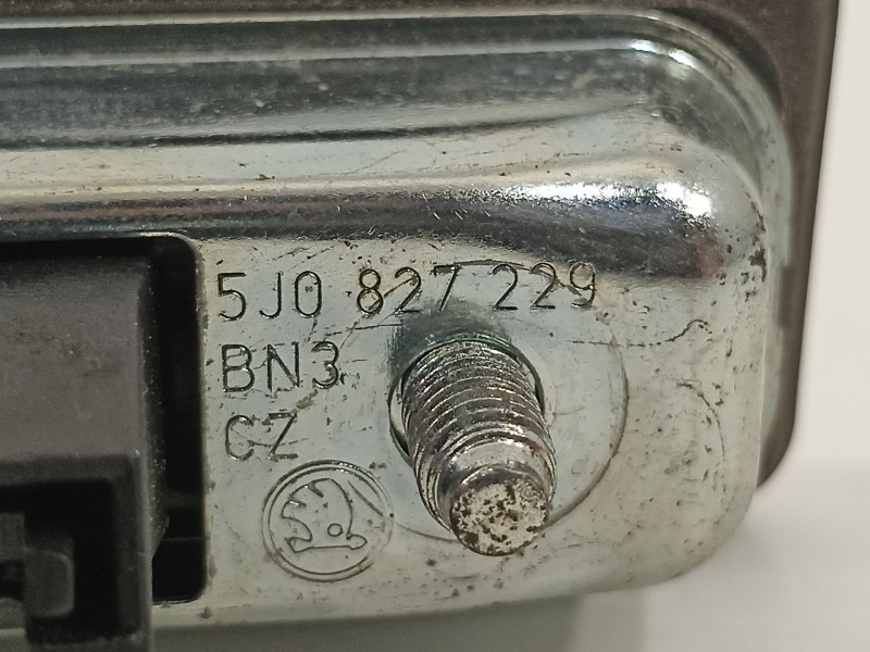 Recambio de maneta exterior porton para skoda fabia (5j2 ) 1.2 tsi referencia OEM IAM 5J0827895  