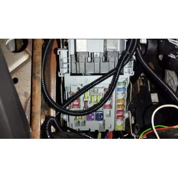 CAJA RELES / FUSIBLES 13222786  OEM 13222786