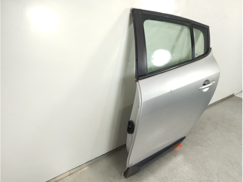 Recambio de puerta trasera izquierda para renault megane iii berlina 5 p emotion referencia OEM IAM   