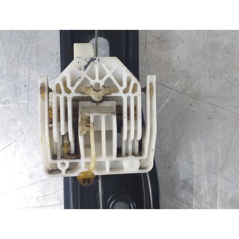 Recambio de elevalunas delantero derecho para bmw serie 1 berlina (e81/e87) 118d referencia OEM IAM 7138466 6927028 0130822227