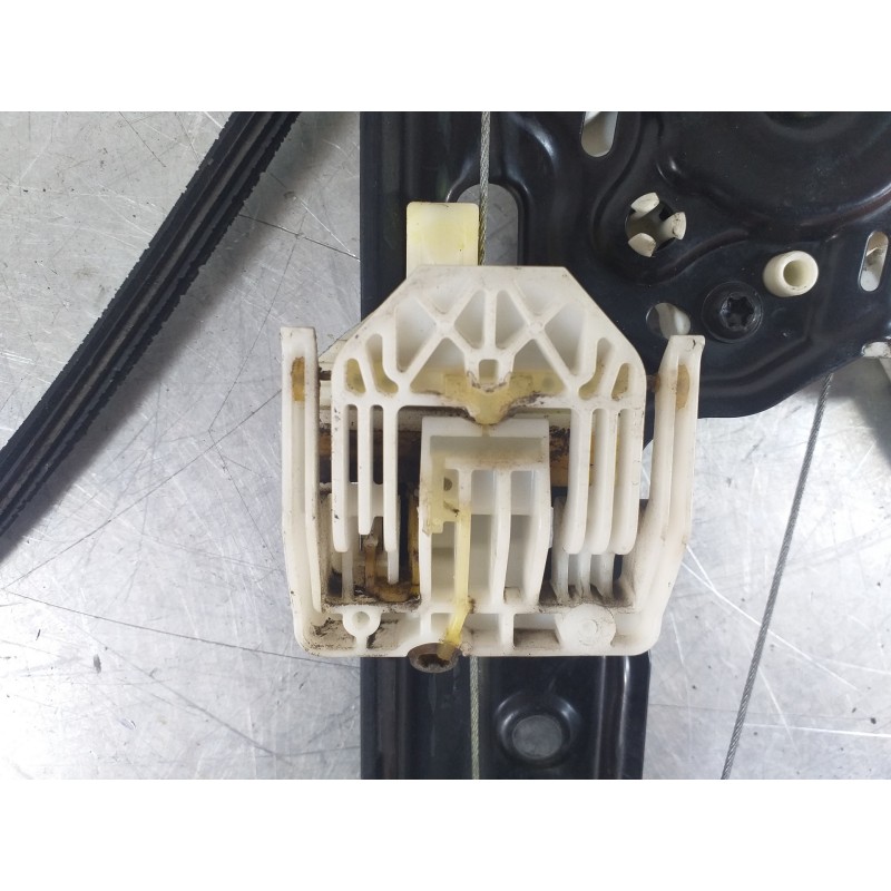 Recambio de elevalunas delantero derecho para bmw serie 1 berlina (e81/e87) 118d referencia OEM IAM 7138466 6927028 0130822227