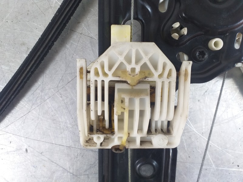 Recambio de elevalunas delantero derecho para bmw serie 1 berlina (e81/e87) 118d referencia OEM IAM 7138466 6927028 0130822227