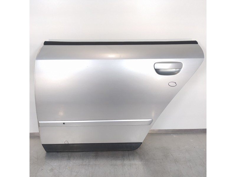 Recambio de puerta trasera izquierda para audi a4 avant (8e) 1.9 tdi (96kw) referencia OEM IAM 8E0833051  