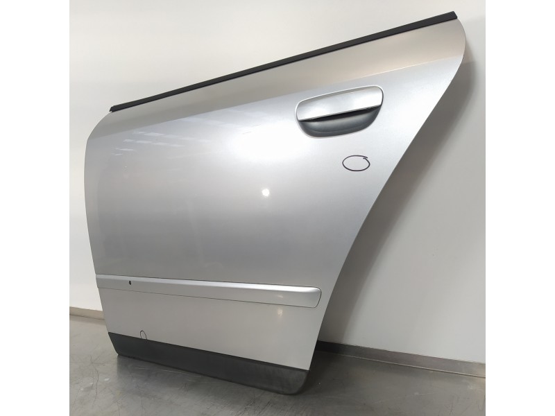 Recambio de puerta trasera izquierda para audi a4 avant (8e) 1.9 tdi (96kw) referencia OEM IAM 8E0833051  