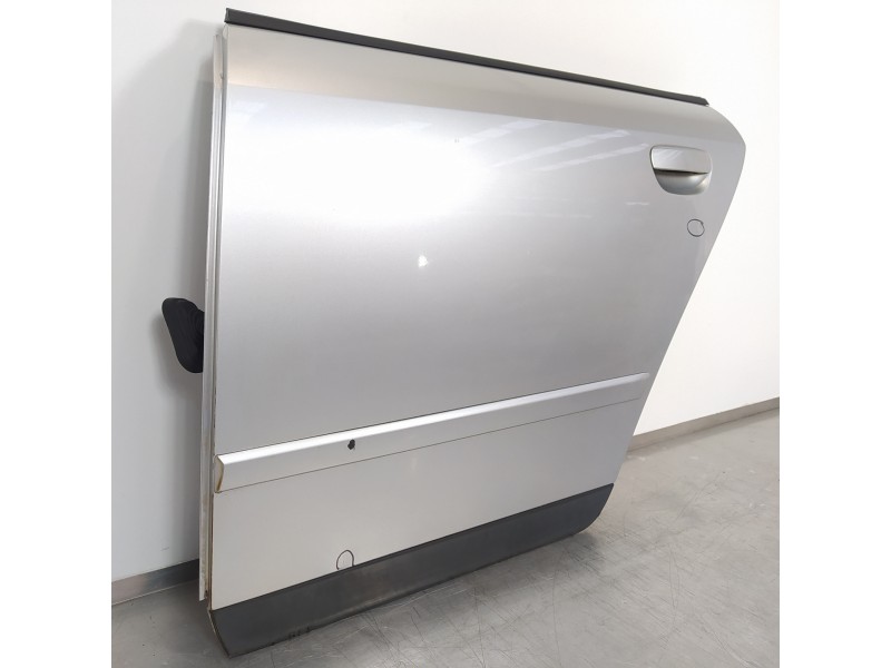 Recambio de puerta trasera izquierda para audi a4 avant (8e) 1.9 tdi (96kw) referencia OEM IAM 8E0833051  