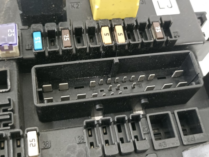 Recambio de caja reles / fusibles para opel astra h caravan cosmo referencia OEM IAM 13206748 5DK008669 