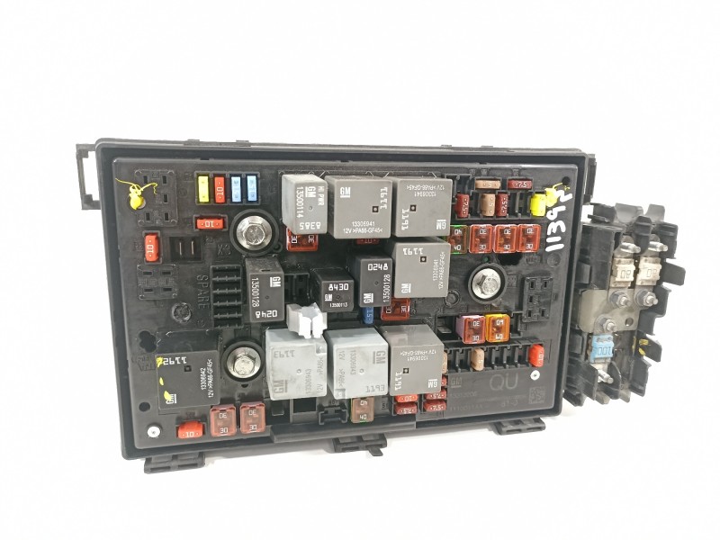 Recambio de caja reles / fusibles para opel astra j lim. cosmo referencia OEM IAM 13313205  