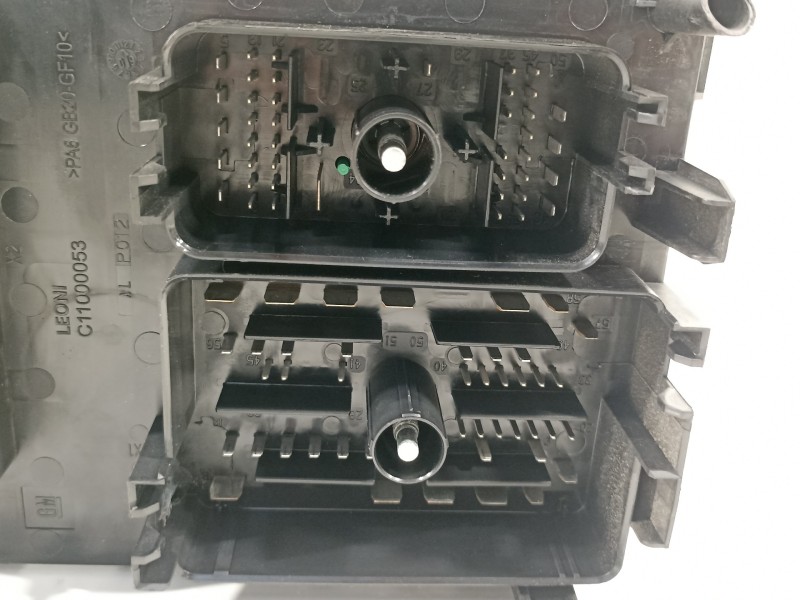 Recambio de caja reles / fusibles para opel astra j lim. cosmo referencia OEM IAM 13313205  