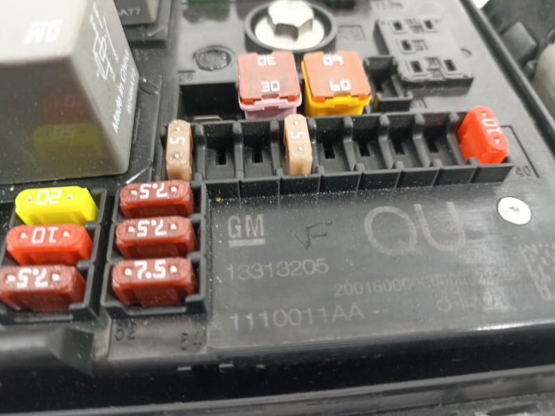 Recambio de caja reles / fusibles para opel astra j lim. cosmo referencia OEM IAM 13313205  