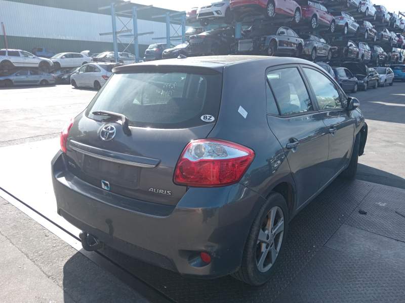 toyota auris (_e15_) del año 2010