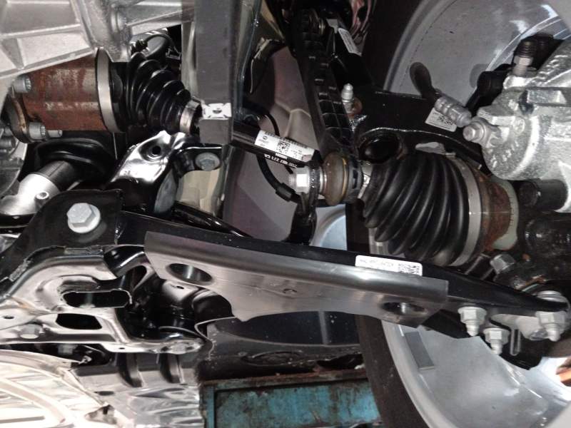 TRANSMISION DELANTERA IZQUIERDA 2Q0407271CA 