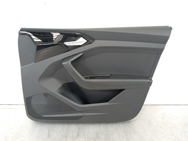 Recambio de guarnecido puerta delantera derecha para audi a1 sportback (gba) 25 tfsi básico referencia OEM IAM 82B867178  