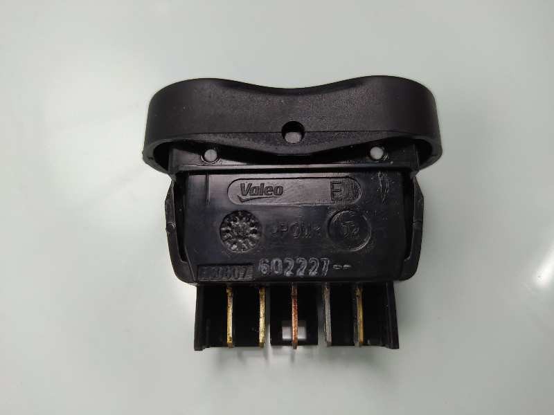 Recambio de mando elevalunas delantero derecho para dacia duster laureate 4x2 referencia OEM IAM 8200602227  