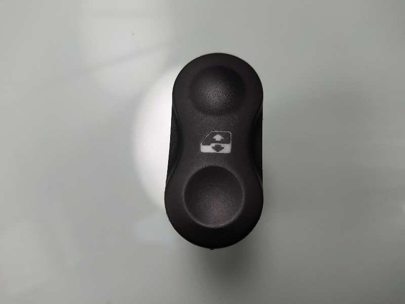 Recambio de mando elevalunas delantero izquierdo para dacia duster laureate 4x2 referencia OEM IAM 8200602227  