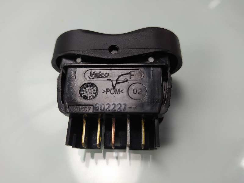 Recambio de mando elevalunas delantero izquierdo para dacia duster laureate 4x2 referencia OEM IAM 8200602227  
