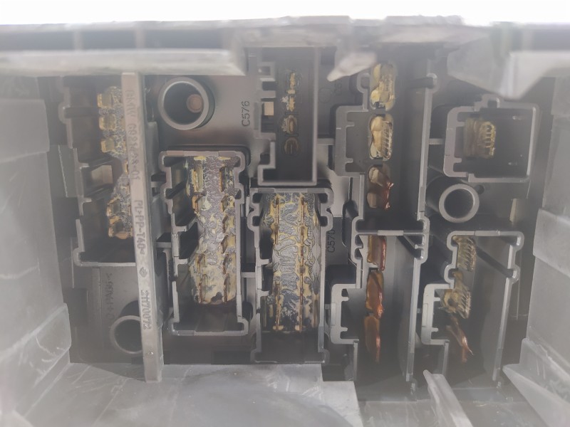 Recambio de caja reles / fusibles para bmw mini (r50,r53) one d referencia OEM IAM 6906604  