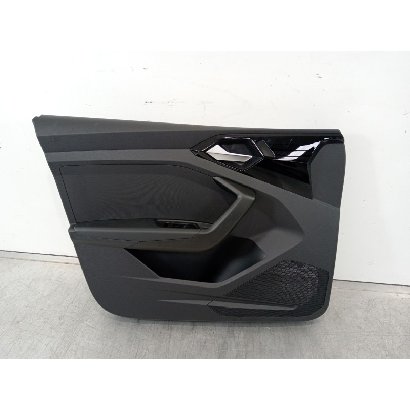 Recambio de guarnecido puerta delantera izquierda para audi a1 sportback (gba) 25 tfsi básico referencia OEM IAM 82B867177  