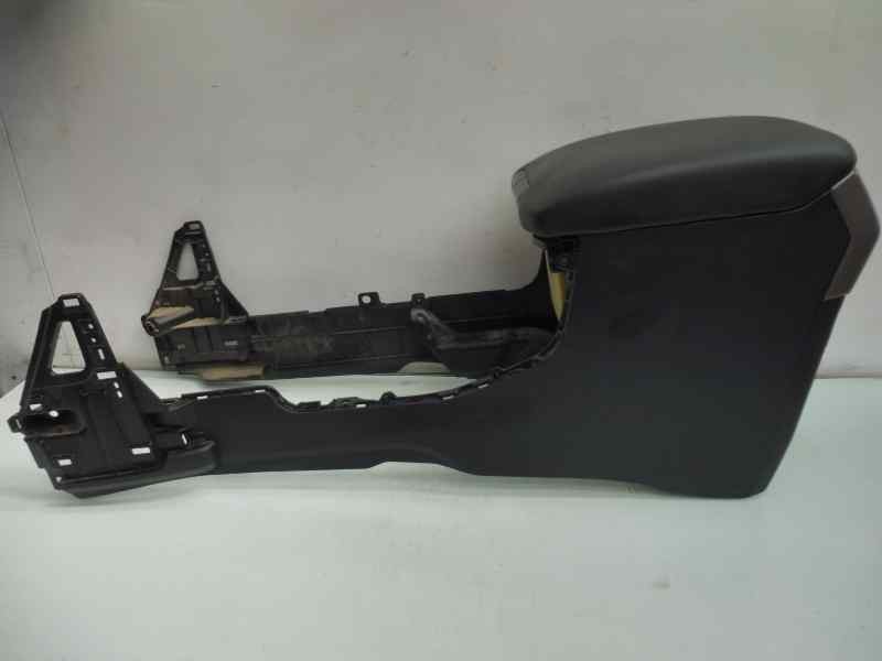 Recambio de apoyabrazos central para toyota land cruiser (j15) basis referencia OEM IAM 5891160220  