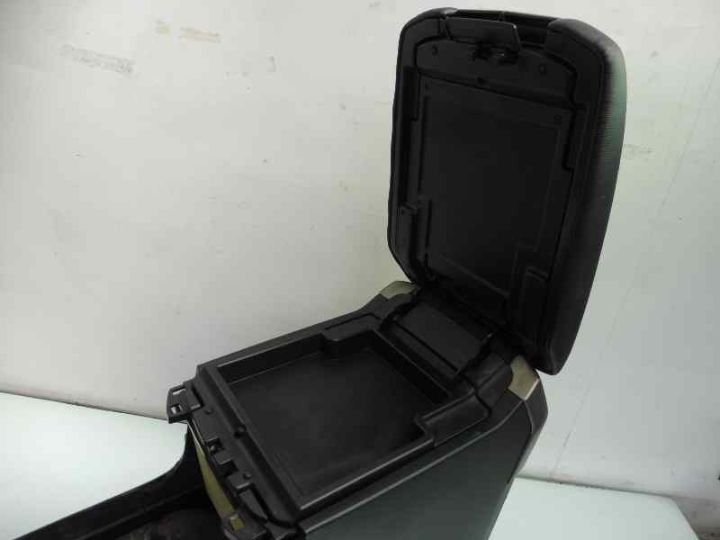 Recambio de apoyabrazos central para toyota land cruiser (j15) basis referencia OEM IAM 5891160220  