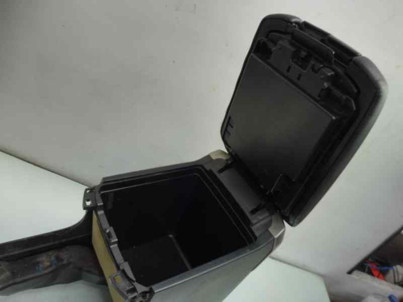 Recambio de apoyabrazos central para toyota land cruiser (j15) basis referencia OEM IAM 5891160220  