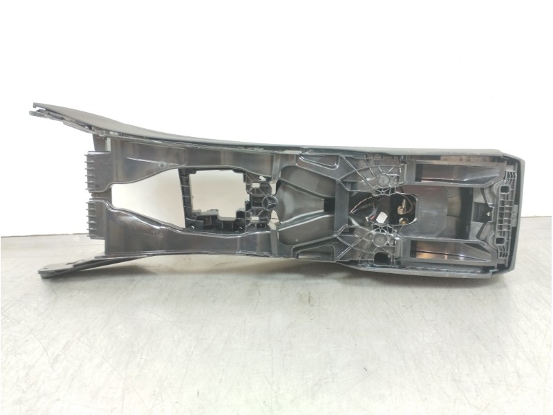 Recambio de apoyabrazos central para bmw serie 5 touring (f11) 530d xdrive referencia OEM IAM 9306070  