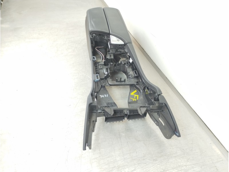 Recambio de apoyabrazos central para bmw serie 5 touring (f11) 530d xdrive referencia OEM IAM 9306070  