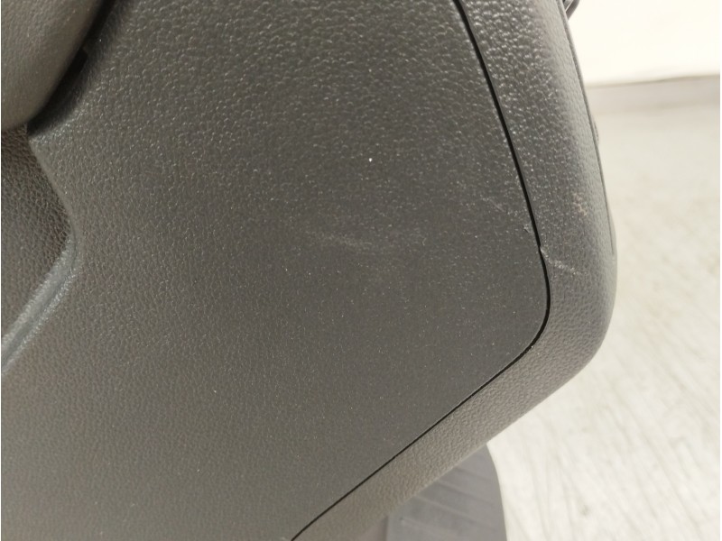 Recambio de apoyabrazos central para volkswagen t-roc advance referencia OEM IAM 2GA863243  