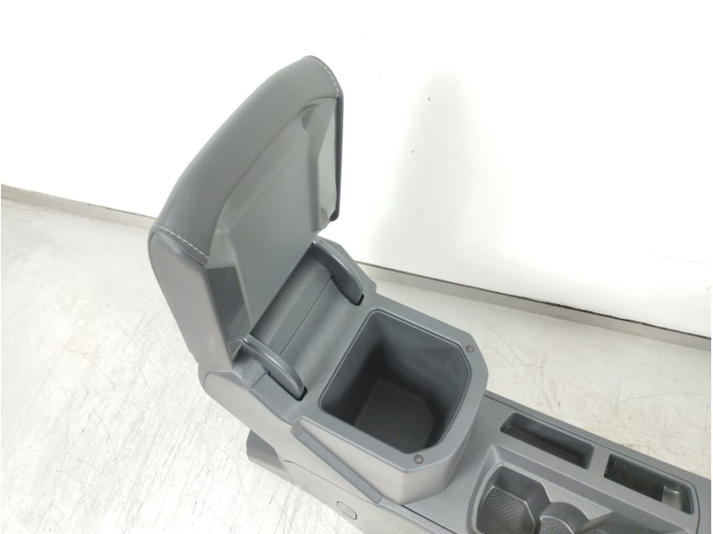 Recambio de apoyabrazos central para volkswagen t-roc advance referencia OEM IAM 2GA863243  