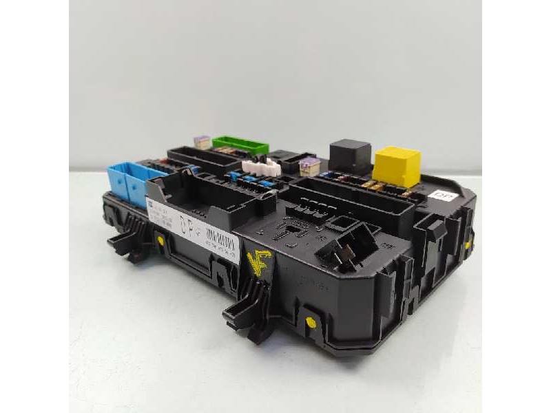 Recambio de caja reles / fusibles para opel astra h berlina enjoy referencia OEM IAM 13181278 5DK008669 