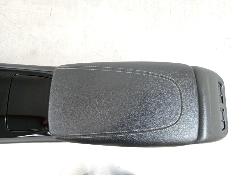 Recambio de apoyabrazos central para opel insignia grand sport business referencia OEM IAM   