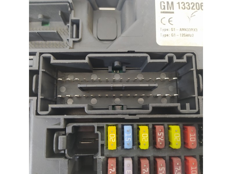 Recambio de caja reles / fusibles para opel corsa d selective referencia OEM IAM 13320628  