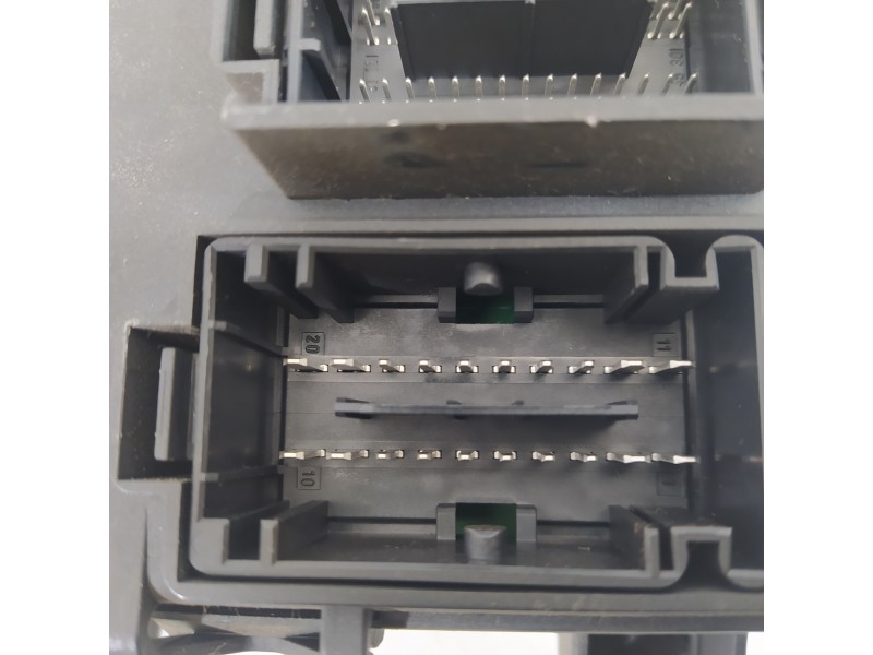 Recambio de caja reles / fusibles para opel corsa d selective referencia OEM IAM 13320628  