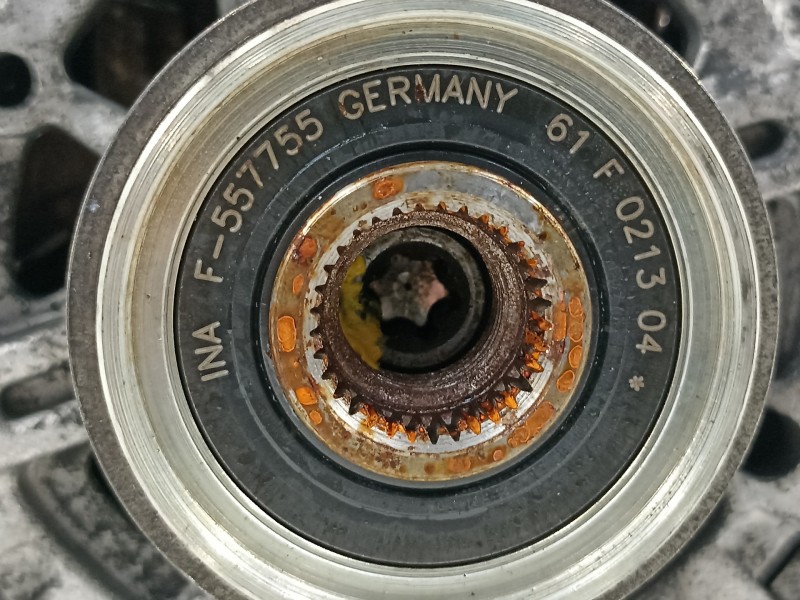 Recambio de alternador para renault fluence referencia OEM IAM 231000026R  