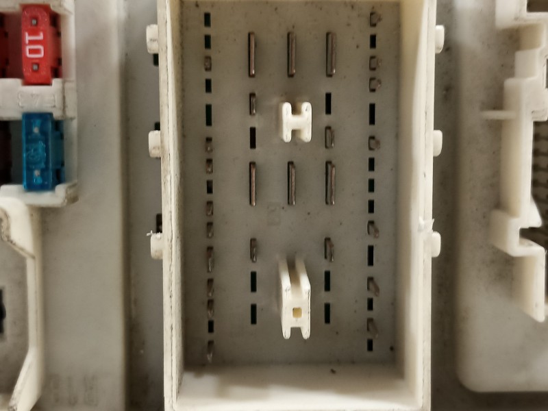 Recambio de caja reles / fusibles para mazda 3 berlina (bk) 1.6 crdt active referencia OEM IAM BP8F66730H 5190800A4 