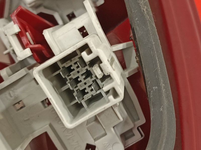 Recambio de piloto trasero derecho para ford fiesta (cb1) ambiente referencia OEM IAM 8A6113404A  