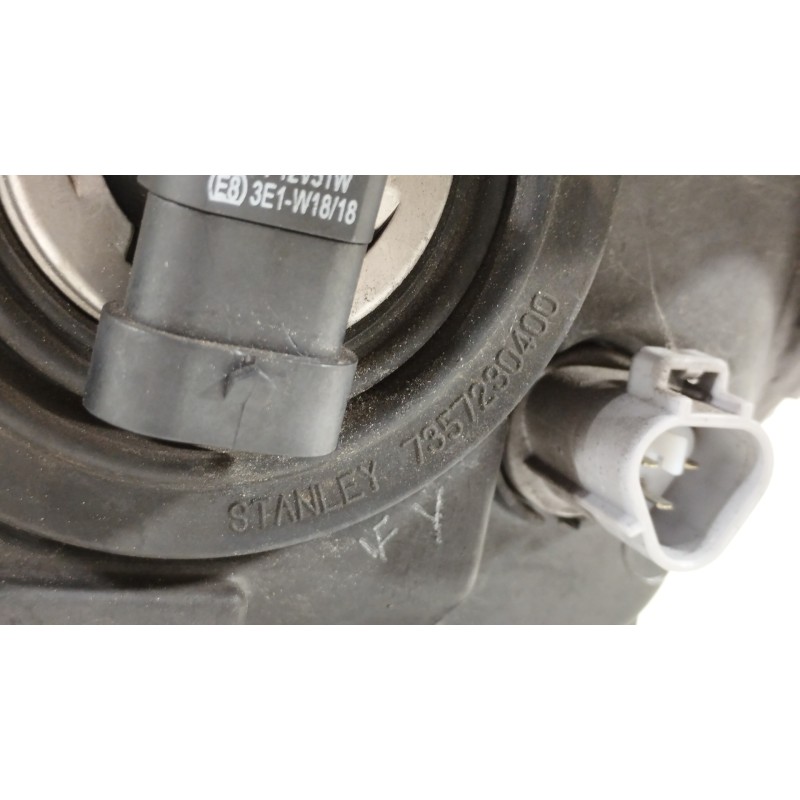 Recambio de faro derecho para toyota corolla verso (r1) 1.8 luna referencia OEM IAM 7357230400  