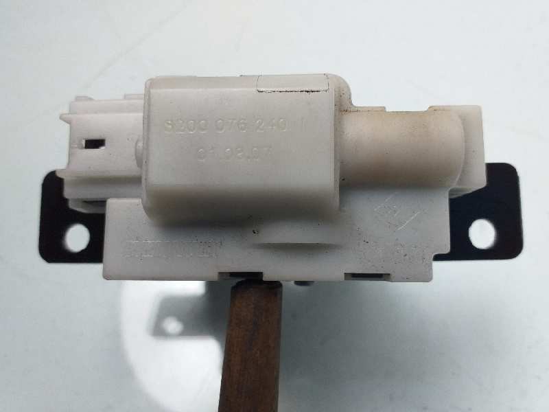 Recambio de cerradura maletero / porton para renault clio iii exception referencia OEM IAM 8200076240  