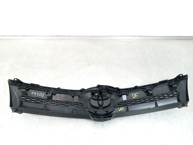 Recambio de rejilla delantera para toyota corolla verso (r1) 2.2 d-4d luna referencia OEM IAM 531110F020  